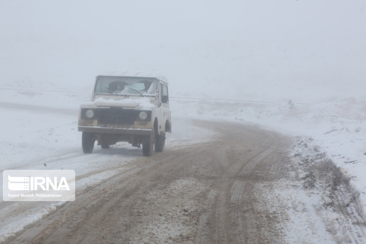 بارش برف و باران در جاده‌های ۲۰ استان کشور