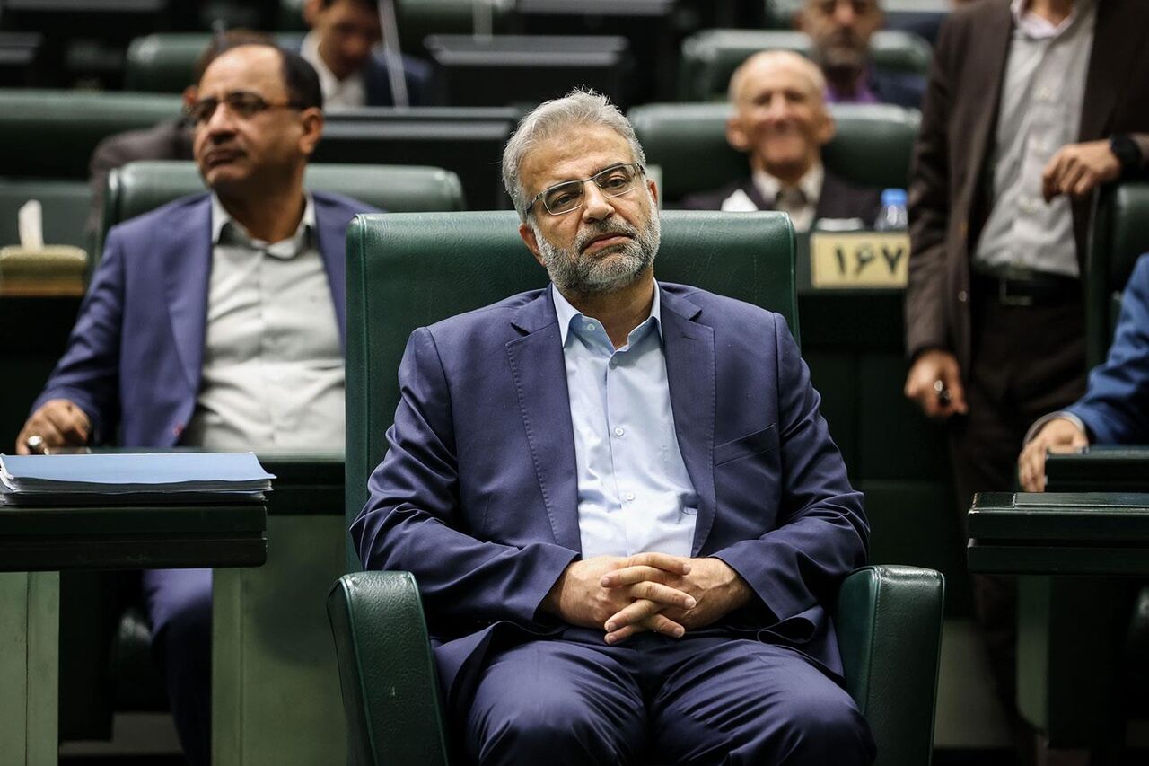 حاشیه‌ها بر متن غلبه کرد/ اقتصاددان رای اعتماد نیاورد